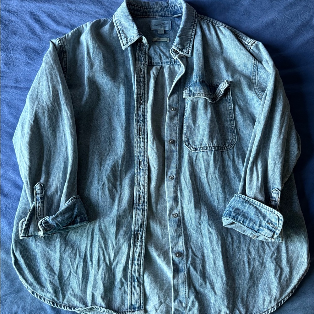 Universal Threads Light Wash Denim Button-Up Shirt M